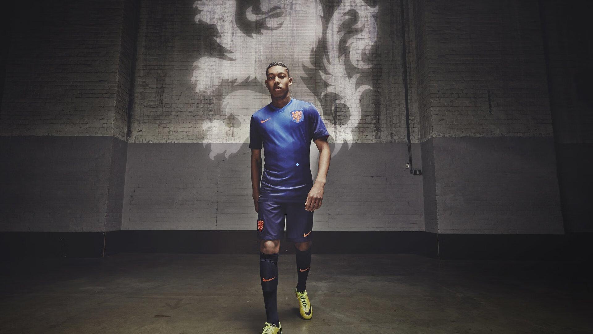  足彩网首页：李昊赛场多次倒地引争议 本人澄清，遭踩踏受伤，绝非故意拖延